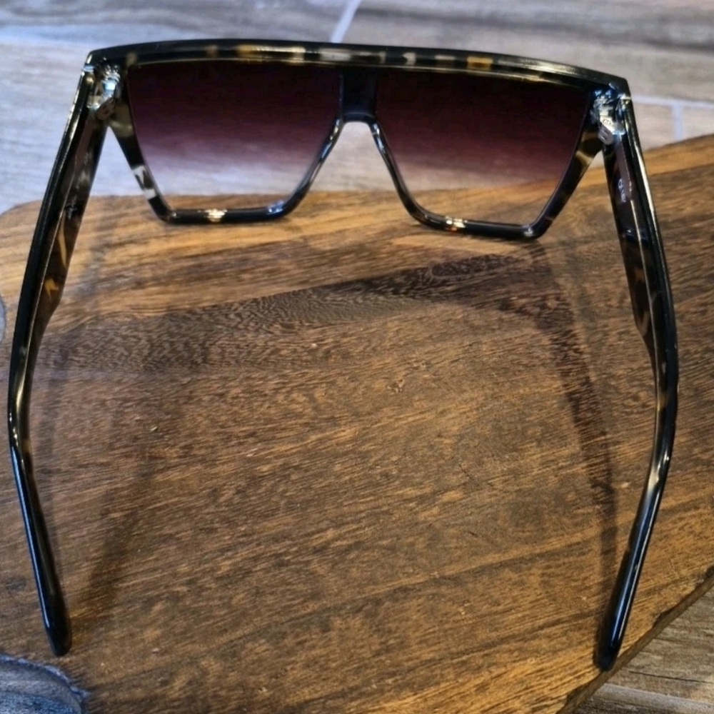 Quay Maxed Out Square Stud Detail Sunglasses in Faded Camo, Good Pre-Loved - Picture 8 of 14